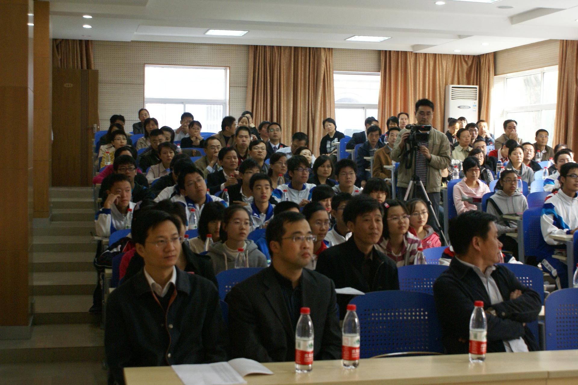 南京金陵中学初中部一个年级有几个班?每个班